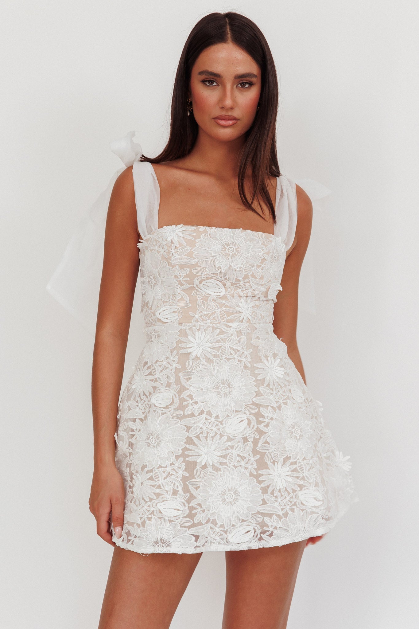 Mini abito bianco decorato con spalle annodate Suns Out