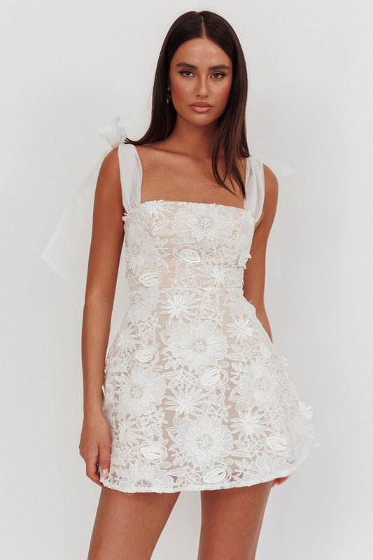 Mini abito bianco decorato con spalle annodate Suns Out