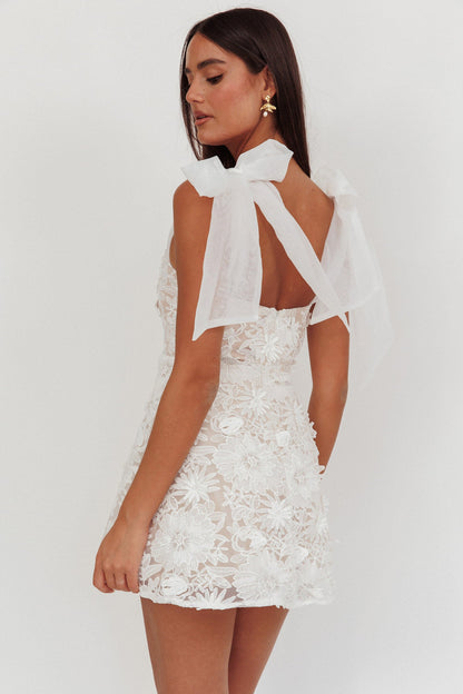 Mini abito bianco decorato con spalle annodate Suns Out