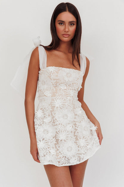 Mini abito bianco decorato con spalle annodate Suns Out