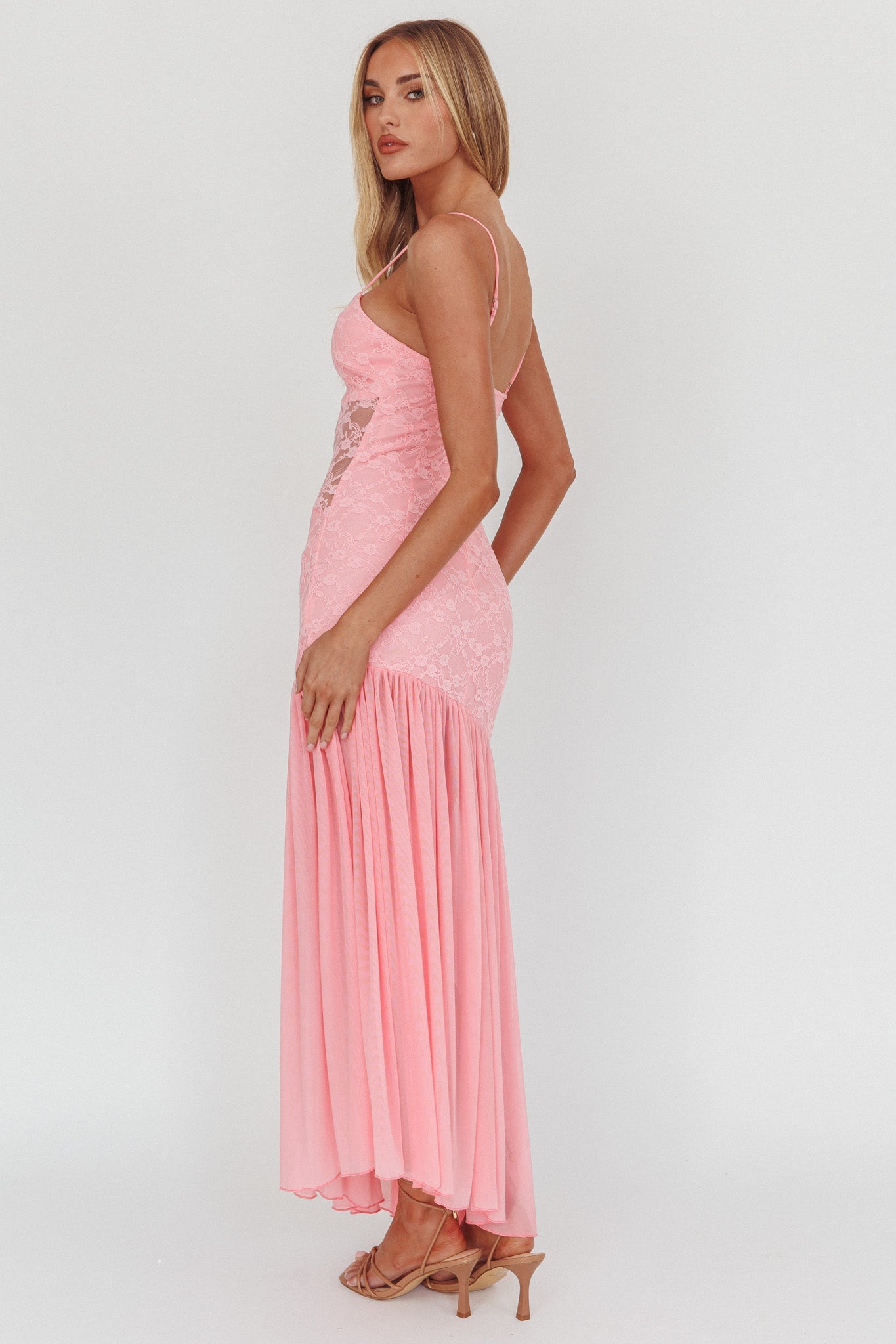 Abito lungo in pizzo con orlo trasparente Kinley rosa