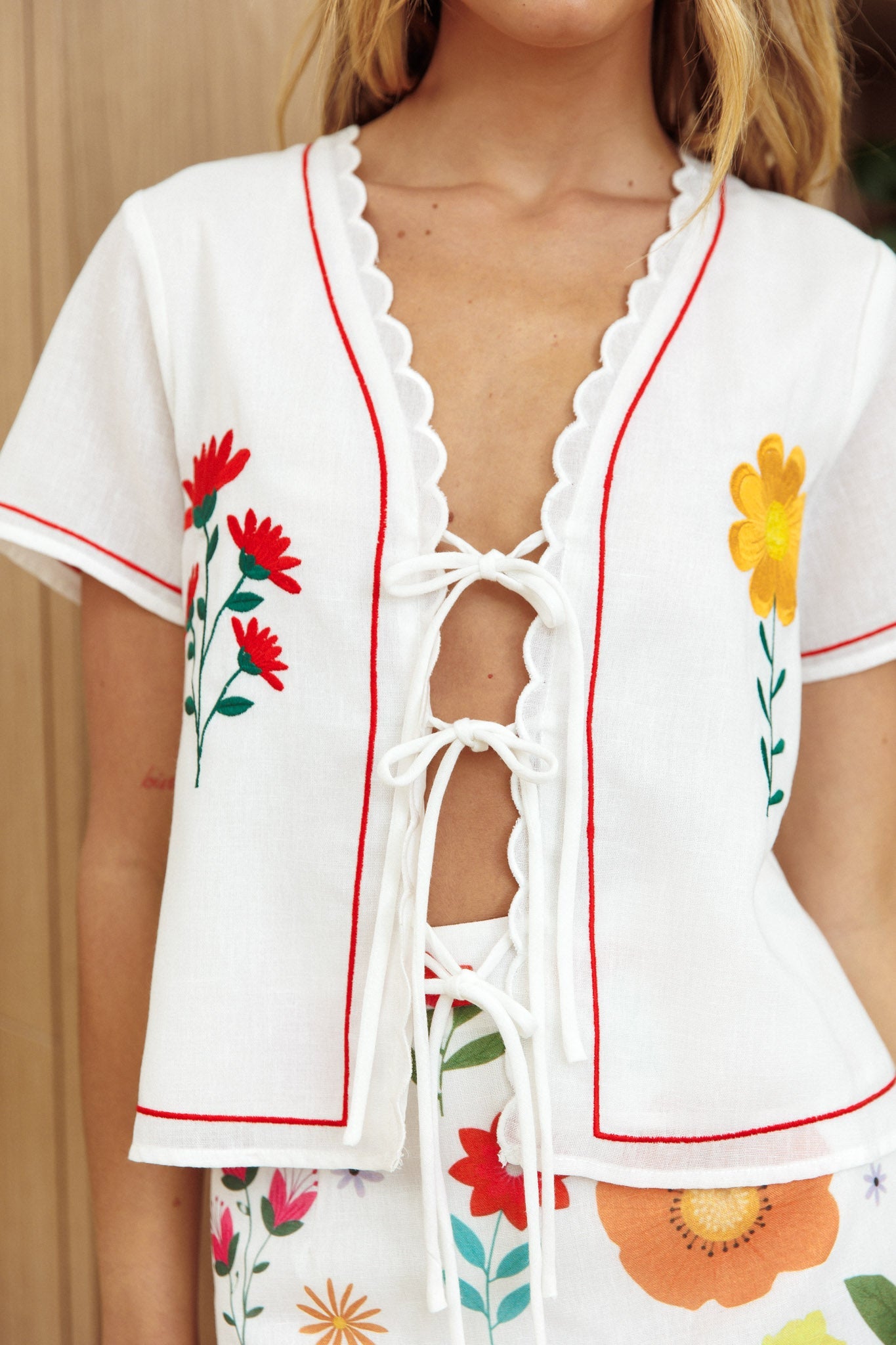 Top con nodo frontale Jubilee floreale bianco