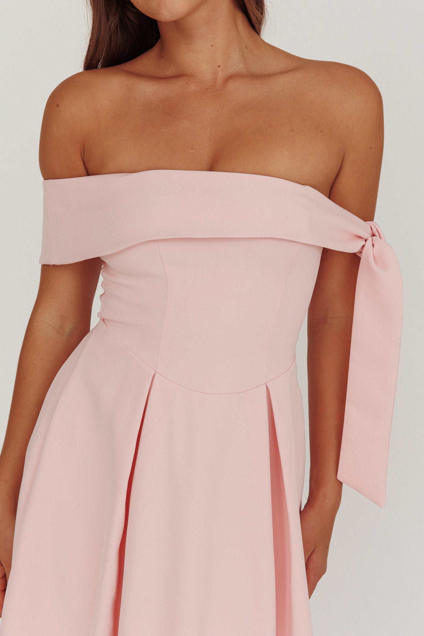 Abito midi a pieghe con spalle scoperte Aurora Sky, rosa