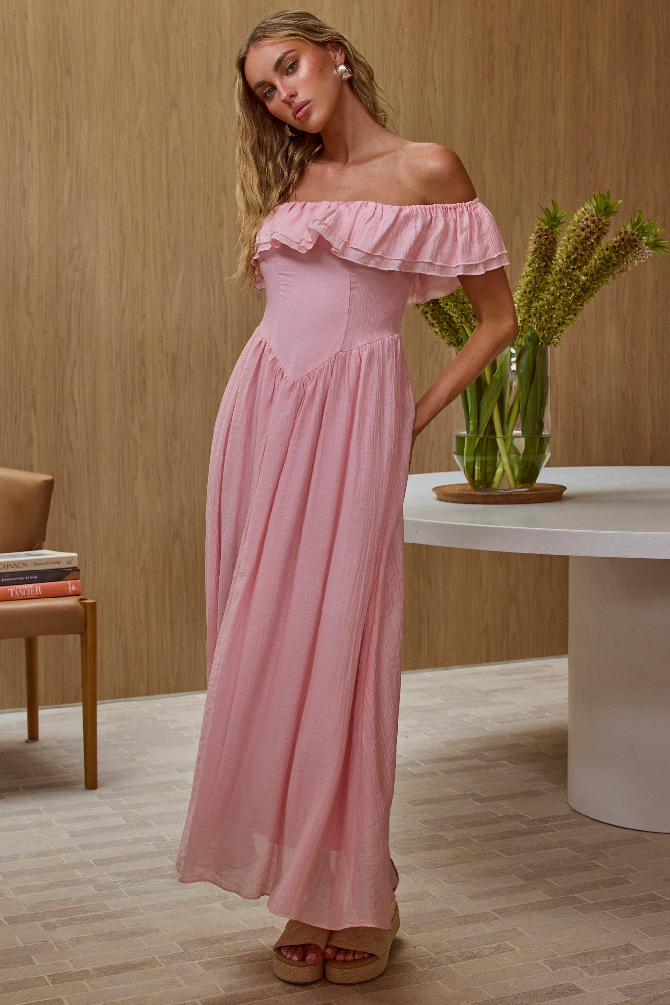 Serinah Abito lungo con vita basca e spalle scoperte, rosa