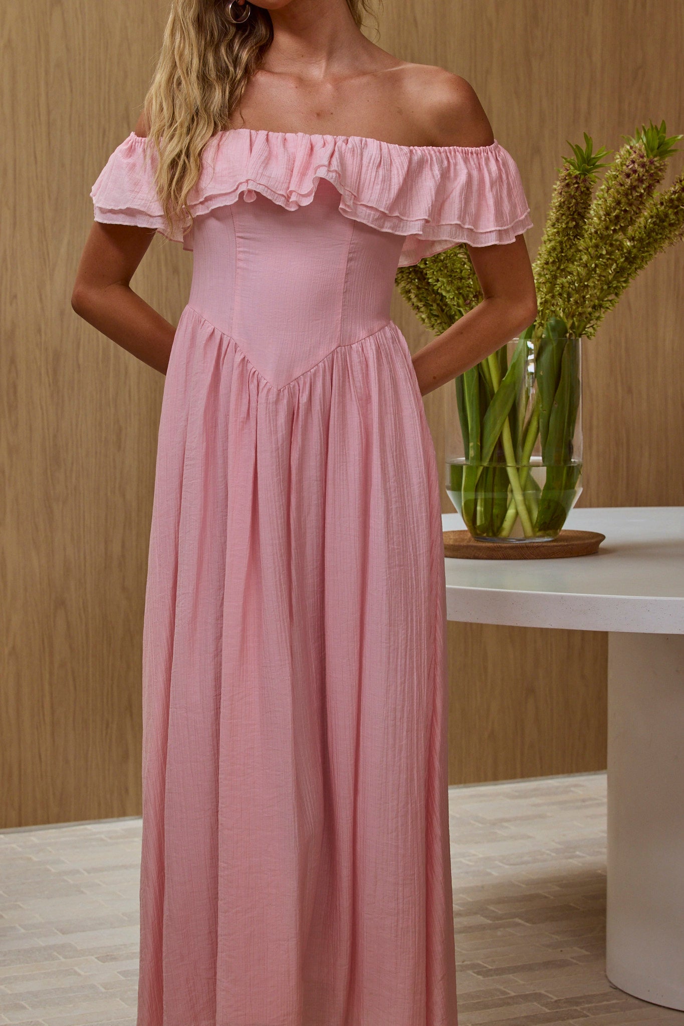 Serinah Abito lungo con vita basca e spalle scoperte, rosa