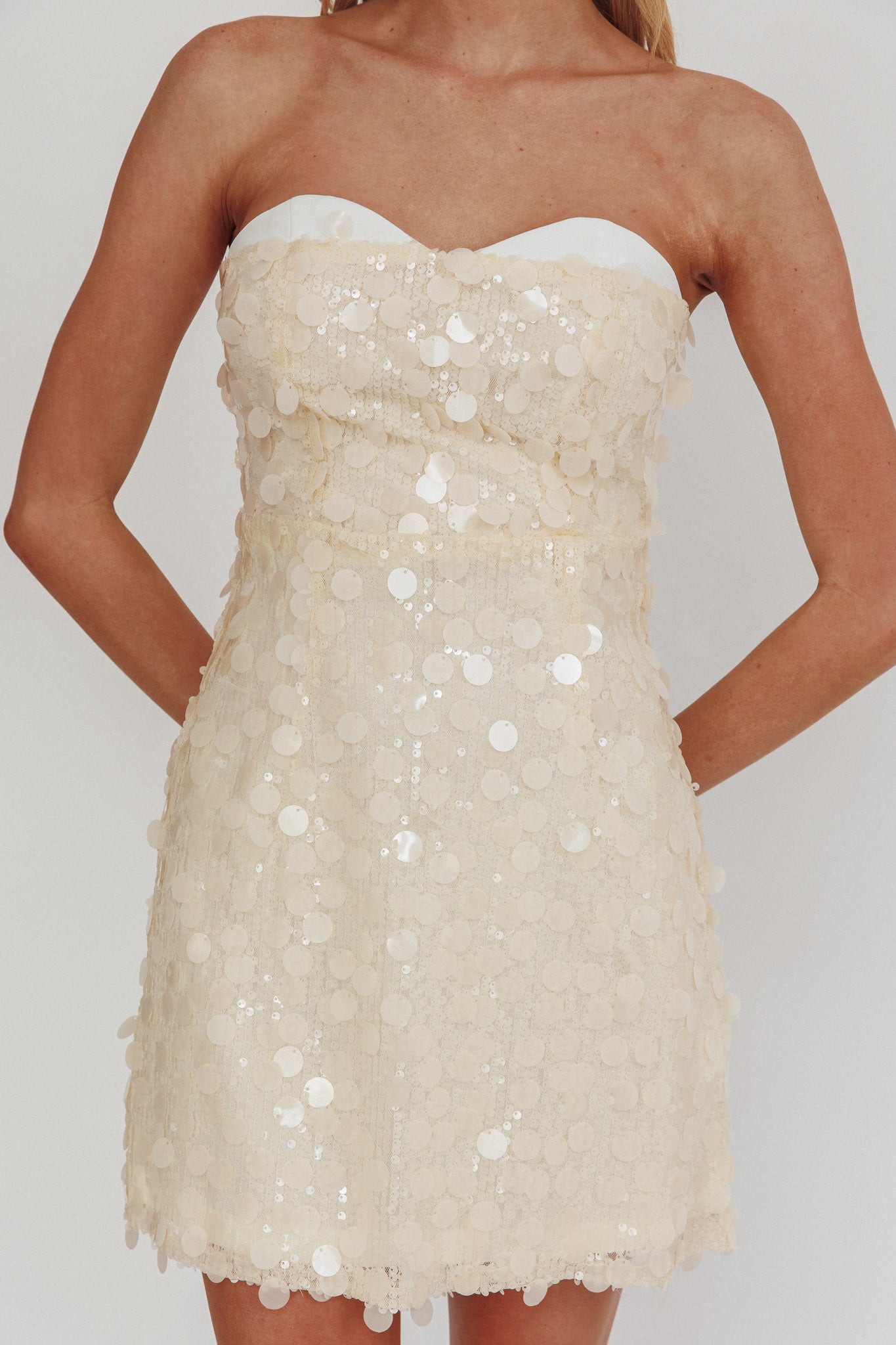 Mini abito senza spalline Hillara in paillettes color crema