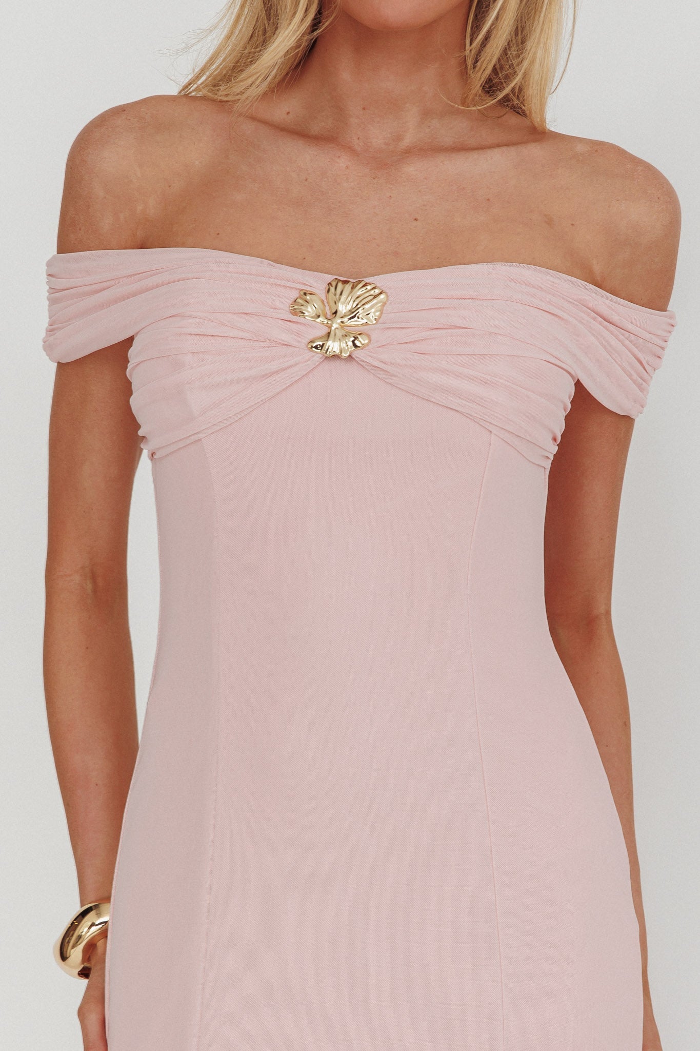 Abito lungo Wilma con spalle scoperte e orlo trasparente, rosa