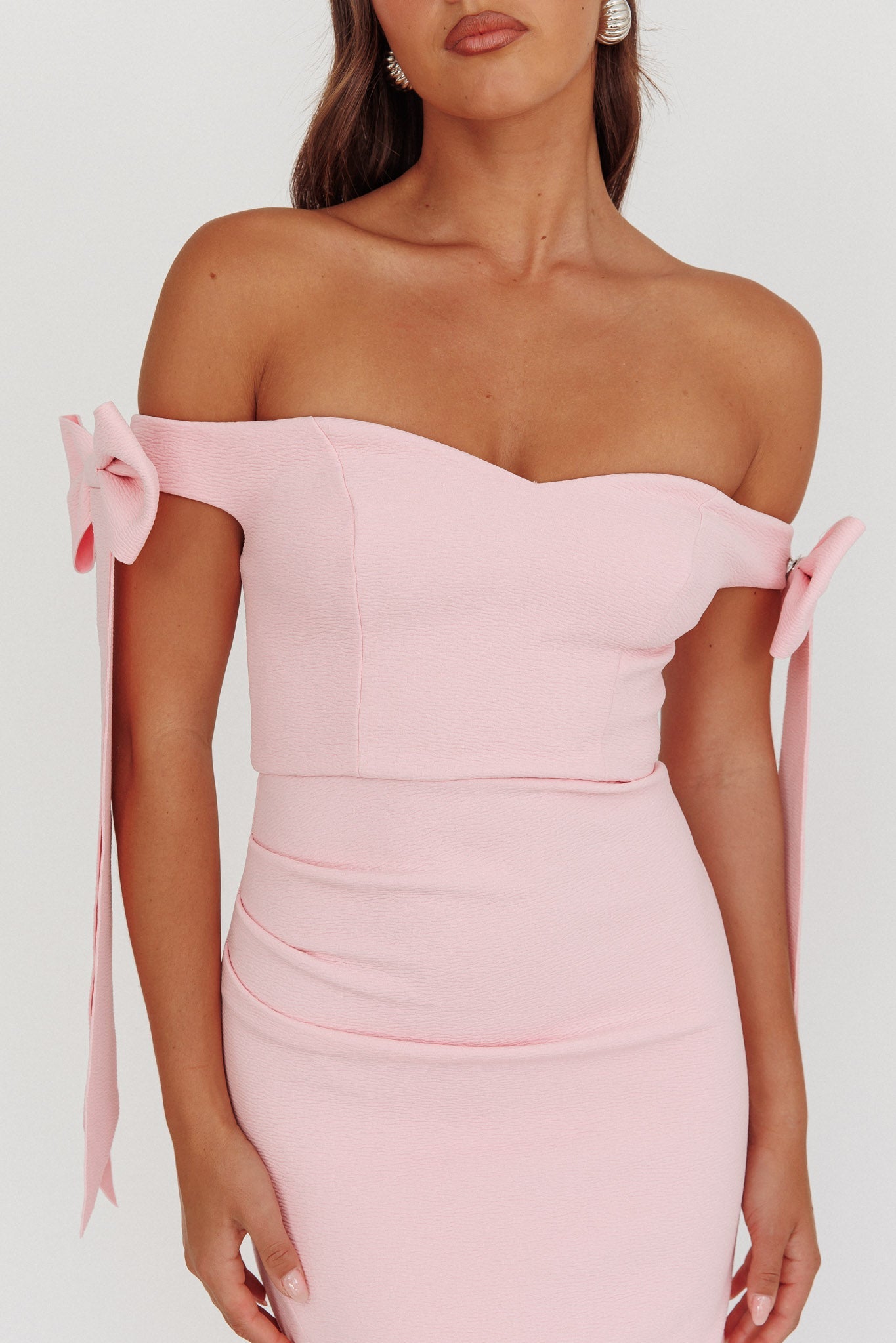 Have Faith Abito lungo con maniche a fiocco e spalle scoperte, rosa baby