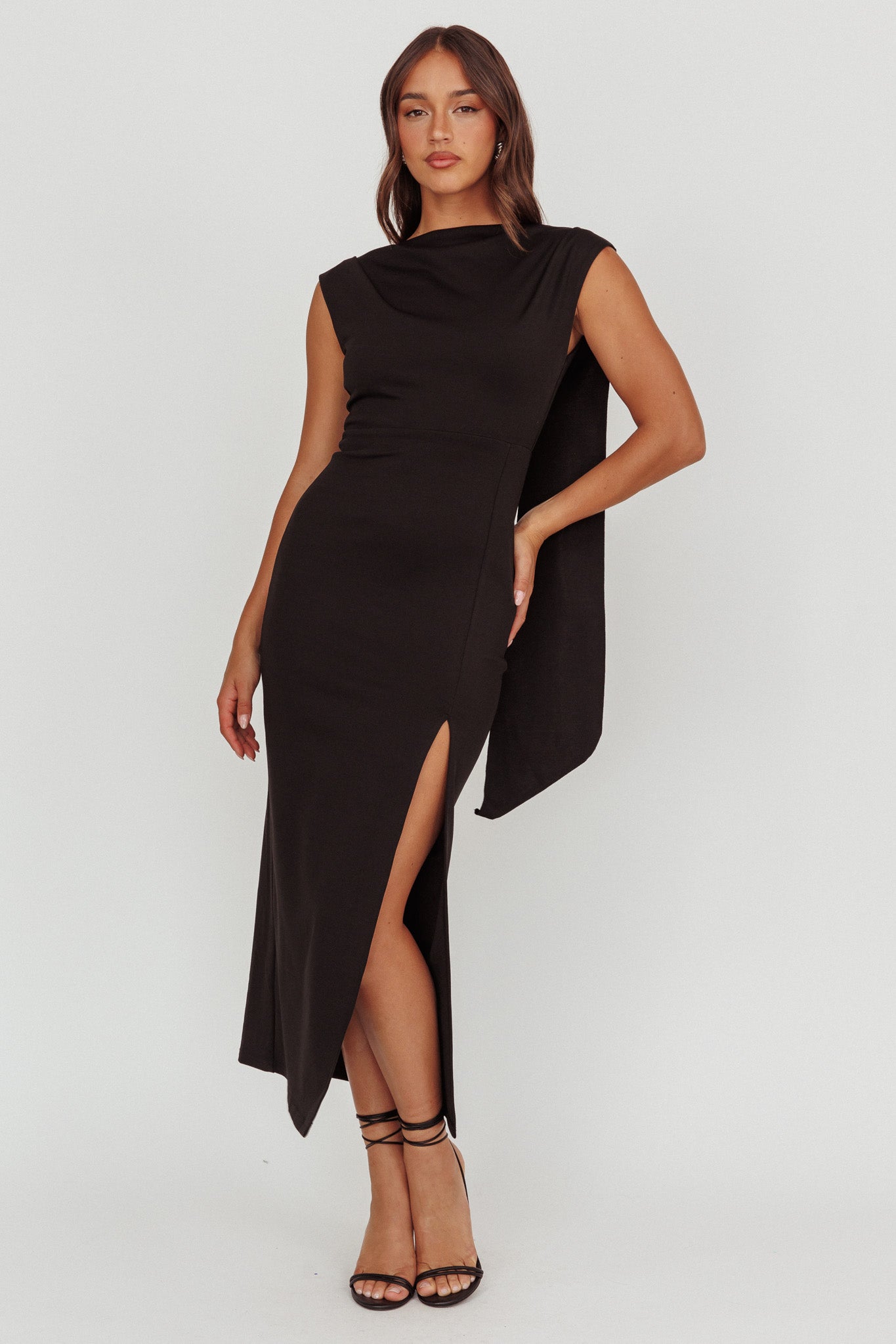 Looks Of Love Abito lungo con fascia sulle spalle nero