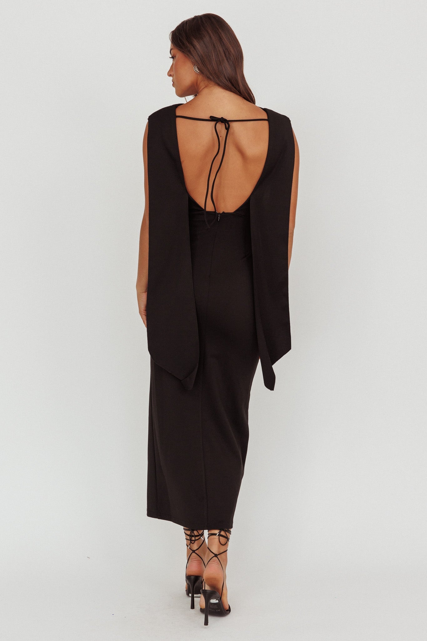 Looks Of Love Abito lungo con fascia sulle spalle nero