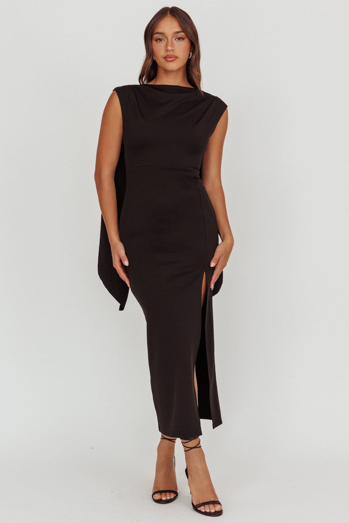 Looks Of Love Abito lungo con fascia sulle spalle nero