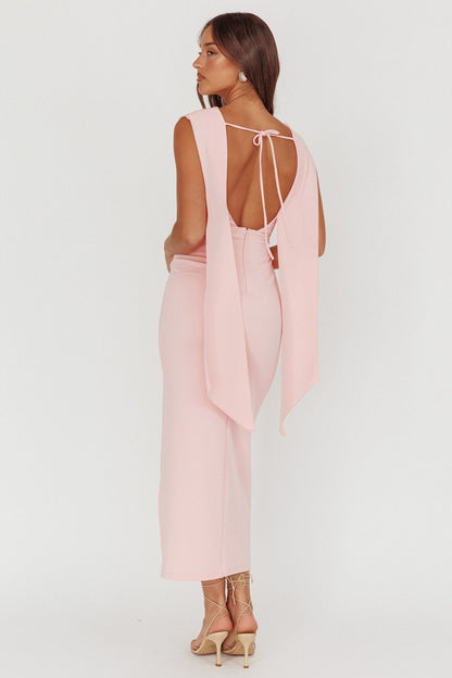 Looks Of Love Abito lungo con fascia sulle spalle rosa
