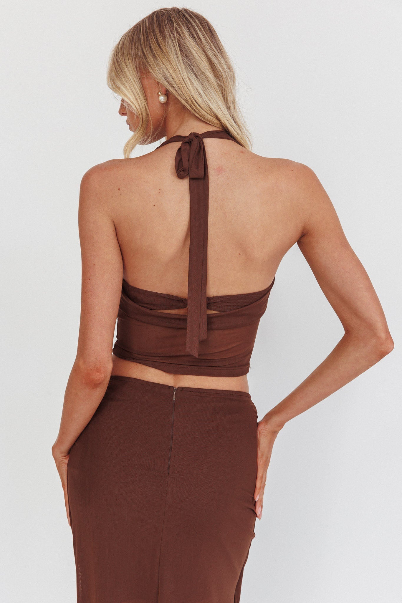 Top corto con scollo all'americana Paullina Cowl marrone