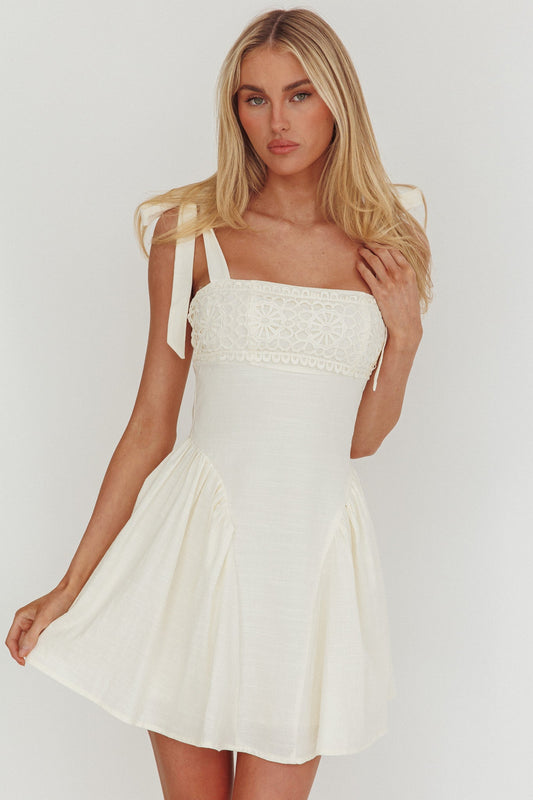 Mini abito bianco con applicazioni sulle spalle legate Morgana