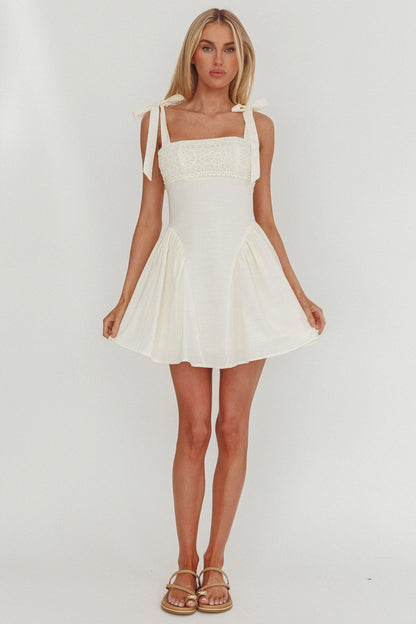 Mini abito bianco con applicazioni sulle spalle legate Morgana