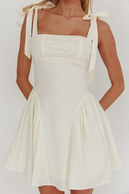 Mini abito bianco con applicazioni sulle spalle legate Morgana