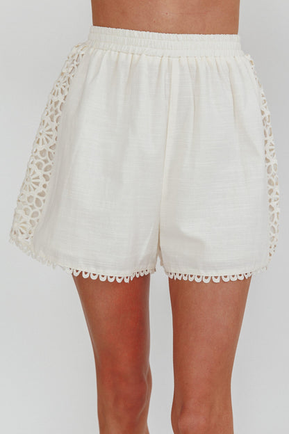 Pantaloncini bianchi con applicazioni in pizzo Baybreeze