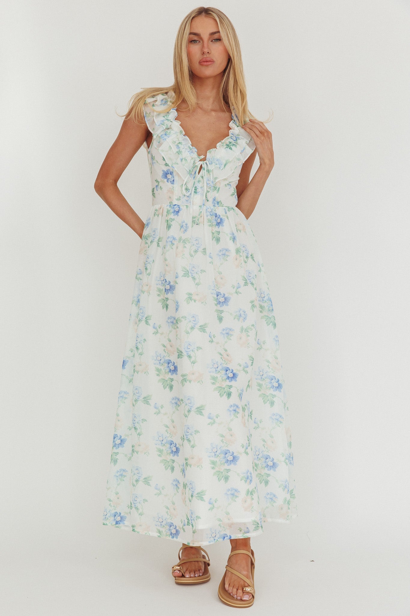 Abito lungo con scollo a balze e stampa floreale blu Spring Harvest