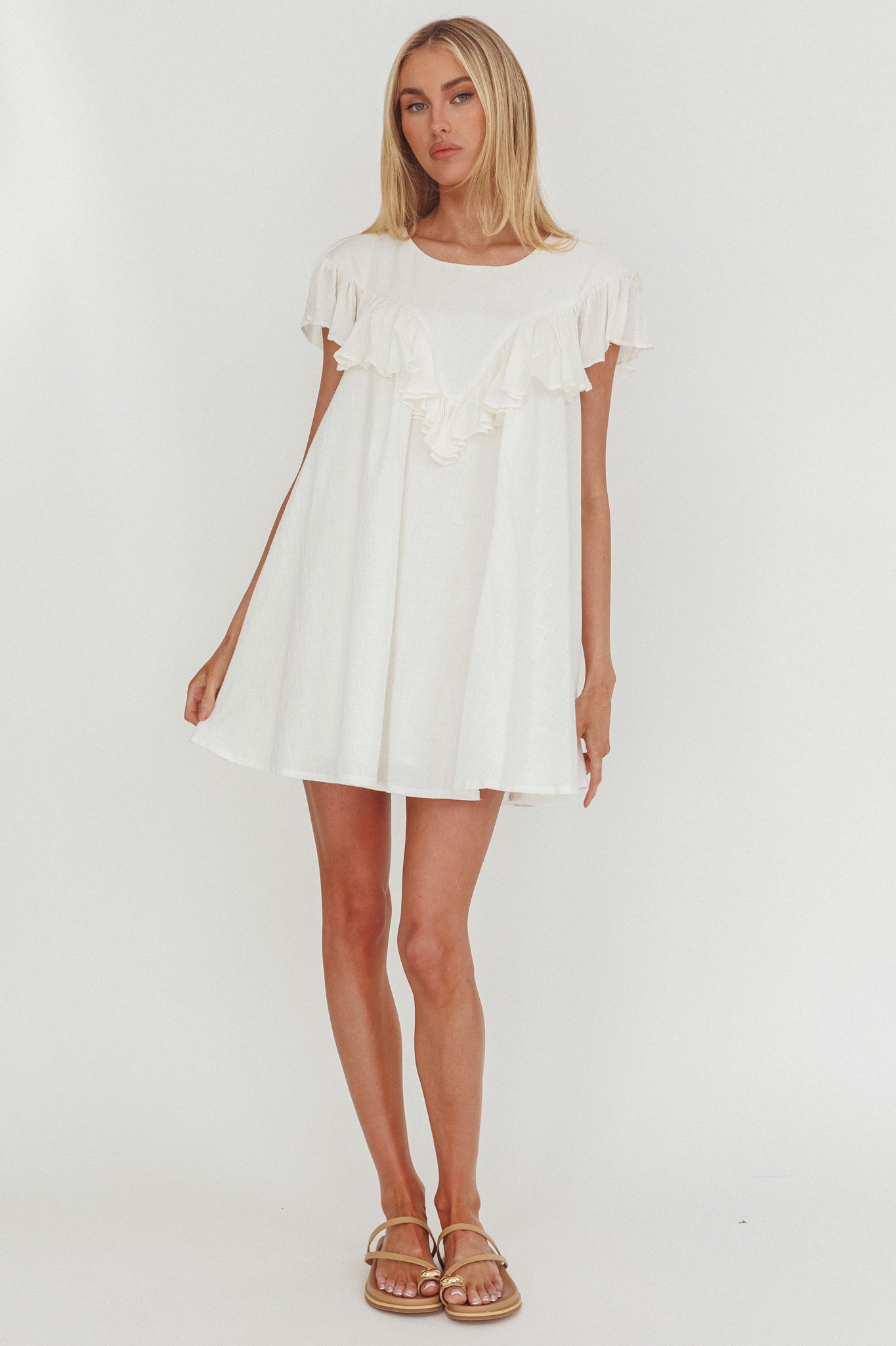 Sunshine Weekend - Mini abito babydoll con volant e bordo bianco
