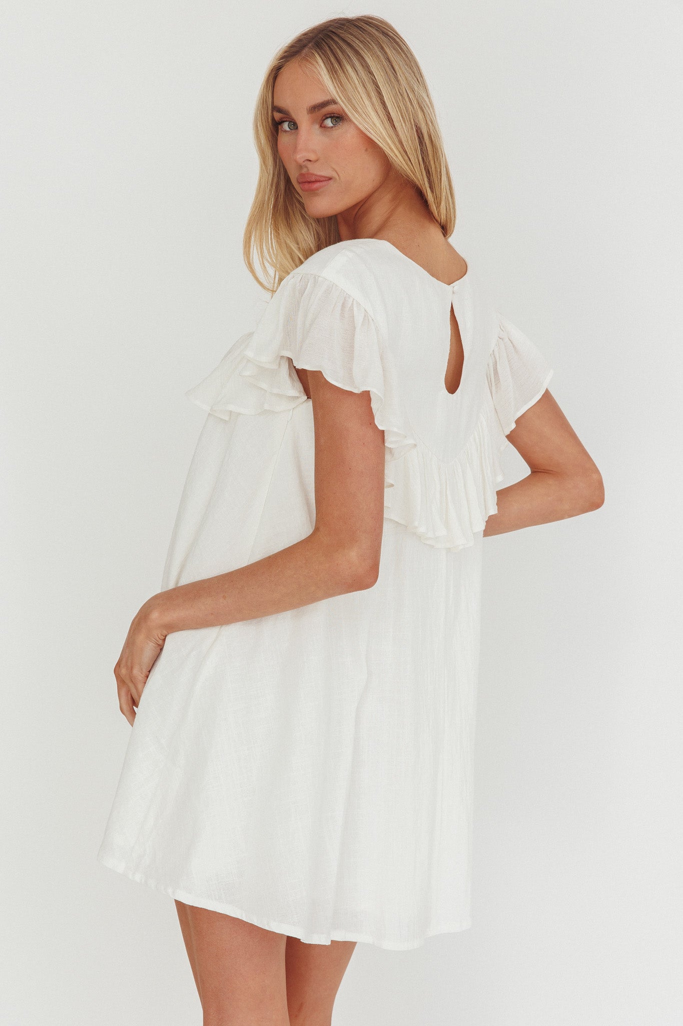 Sunshine Weekend - Mini abito babydoll con volant e bordo bianco