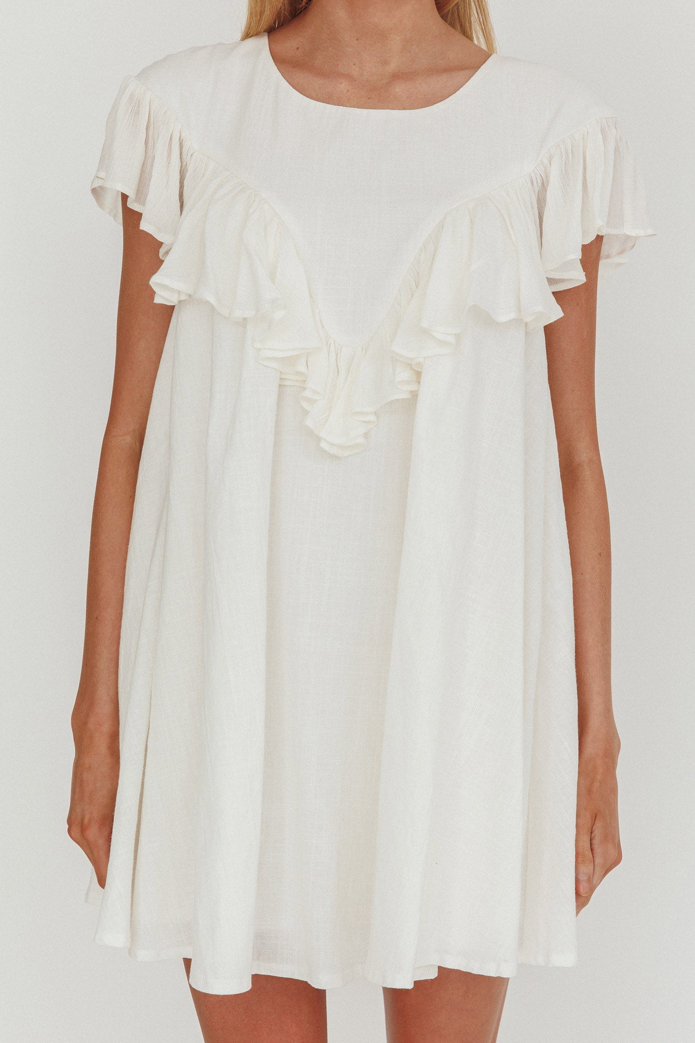 Sunshine Weekend - Mini abito babydoll con volant e bordo bianco