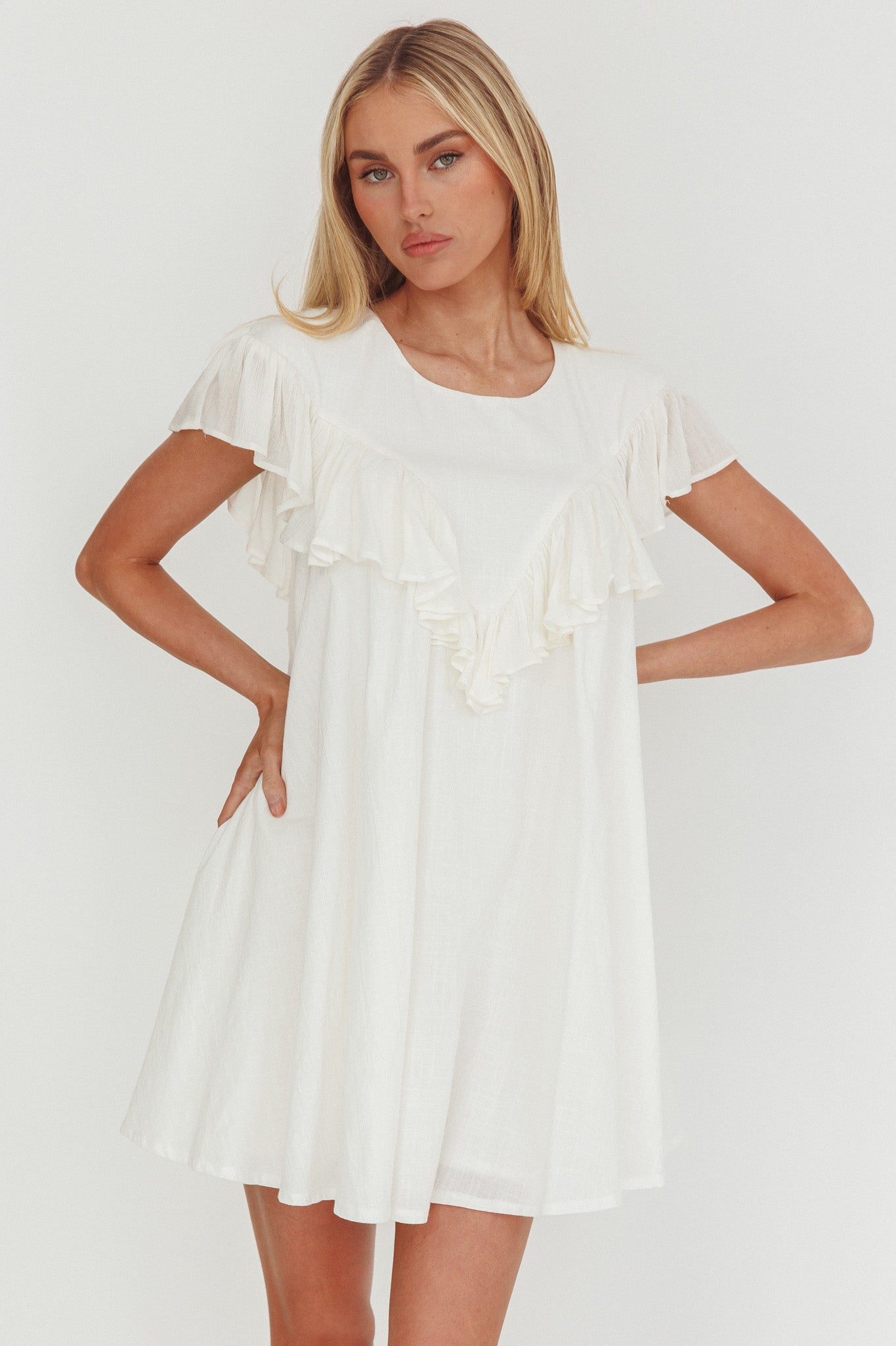 Sunshine Weekend - Mini abito babydoll con volant e bordo bianco