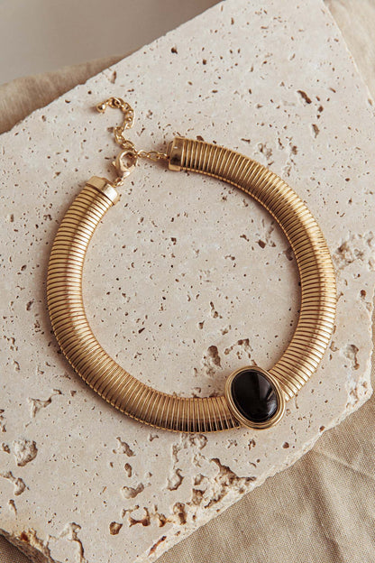 Collana con ciondolo ovale Cleopatra oro nero