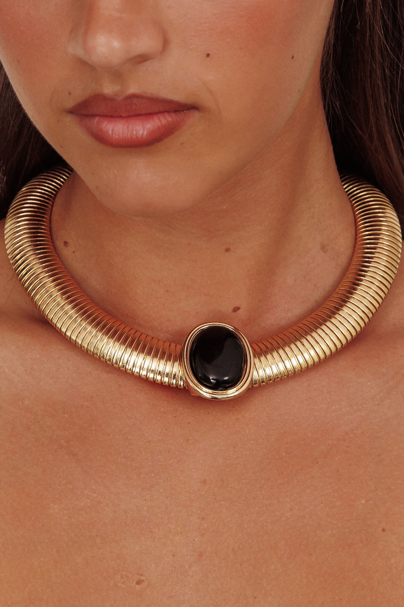 Collana con ciondolo ovale Cleopatra oro nero