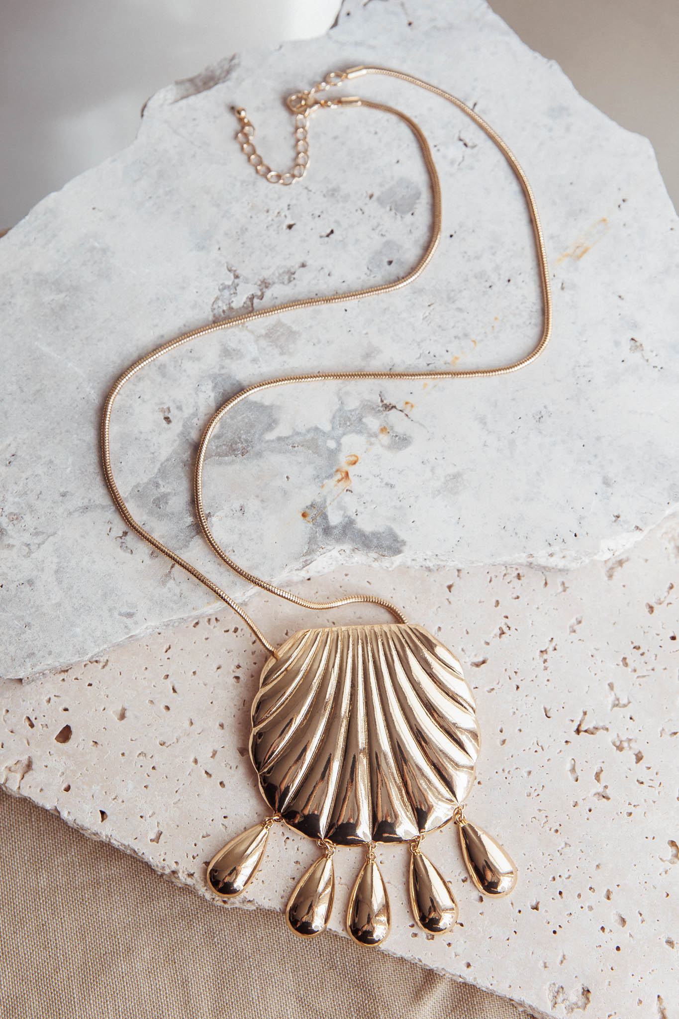 Collana con ciondolo a conchiglia lunga Palawan in oro