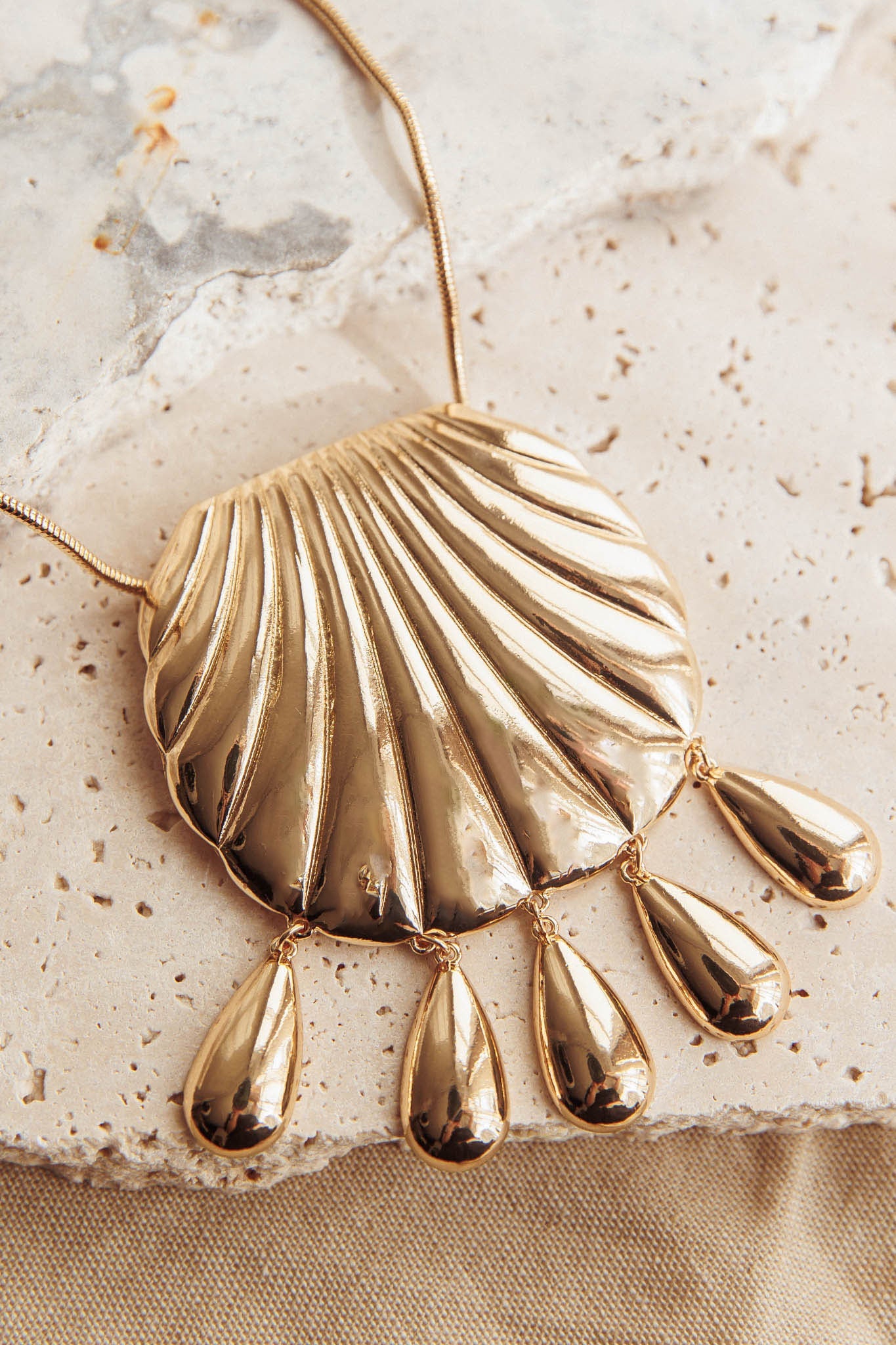 Collana con ciondolo a conchiglia lunga Palawan in oro
