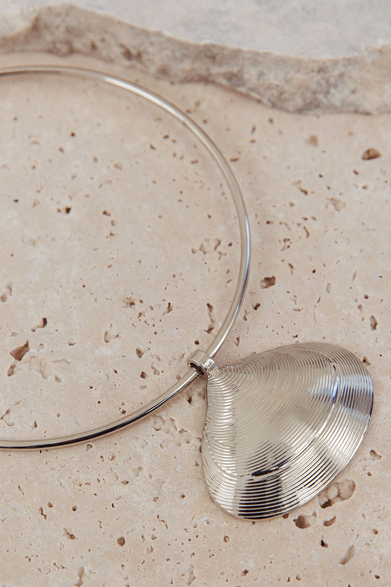 Collana girocollo con ciondolo a conchiglia Zuma in argento scuro