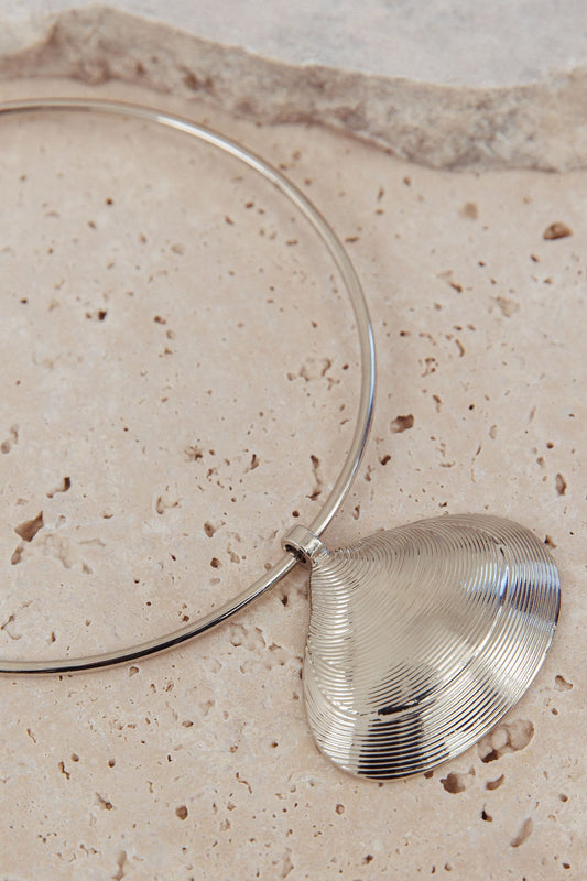 Collana girocollo con ciondolo a conchiglia Zuma in argento scuro