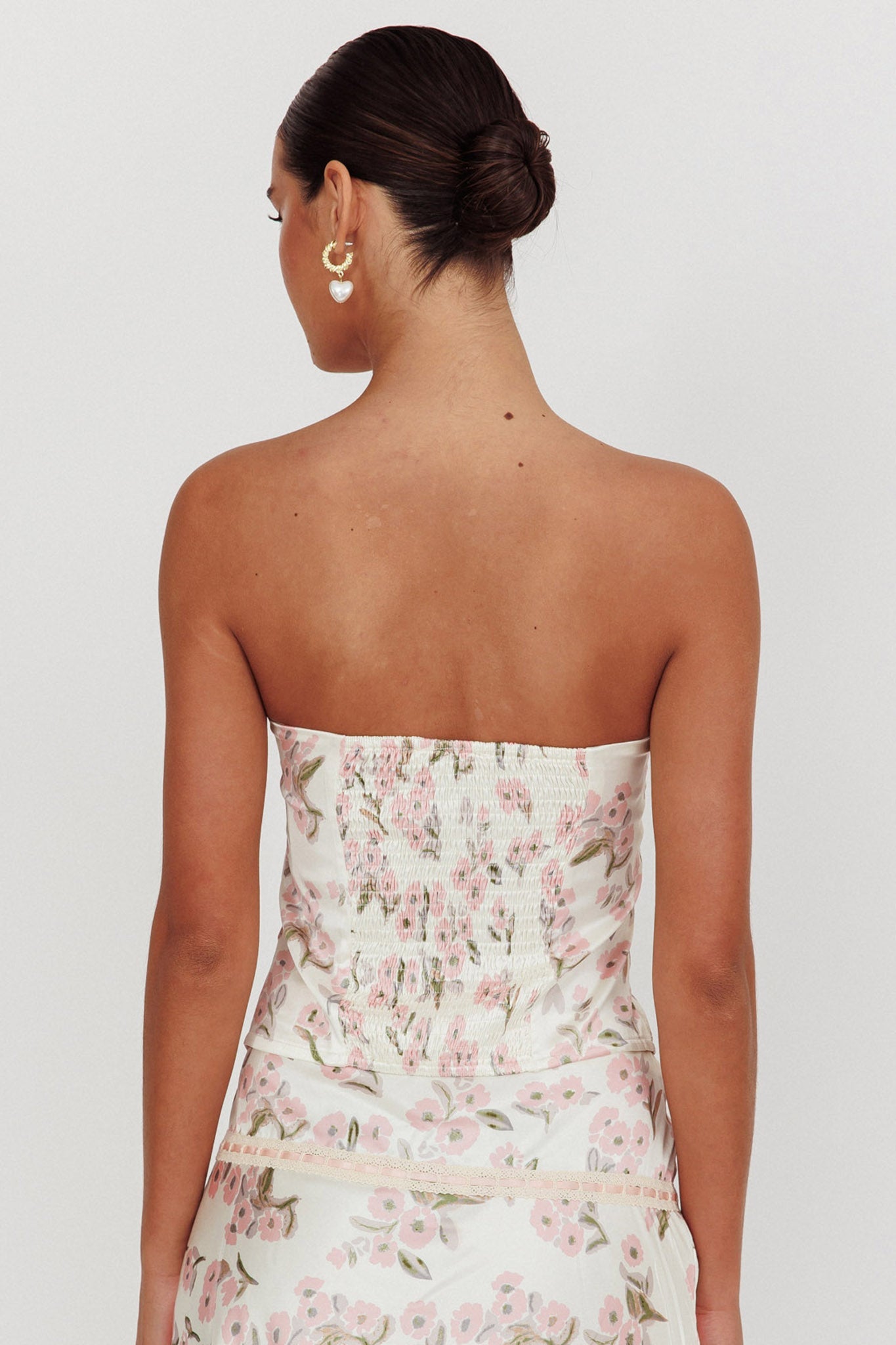 Top senza spalline Tiya con fiocco floreale rosa