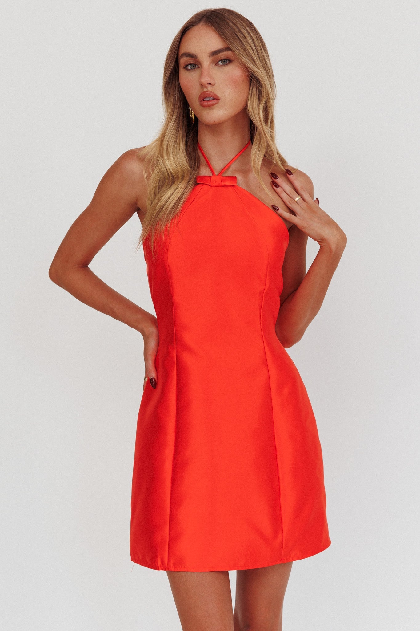 Mini abito rosso con fiocco e scollo all'americana Falon