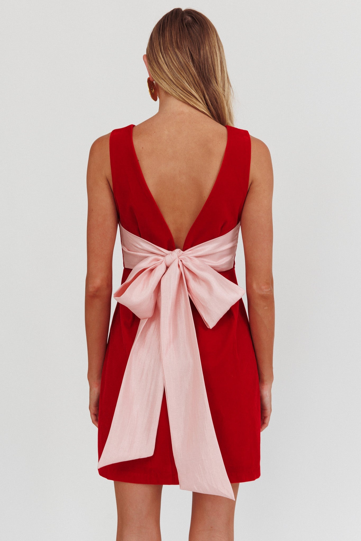 Mini abito con fiocco sulla schiena non corrisposto rosso/rosa