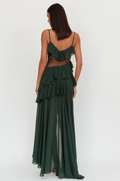 Abito lungo con volant in pizzo color amaretto, verde cacciatore