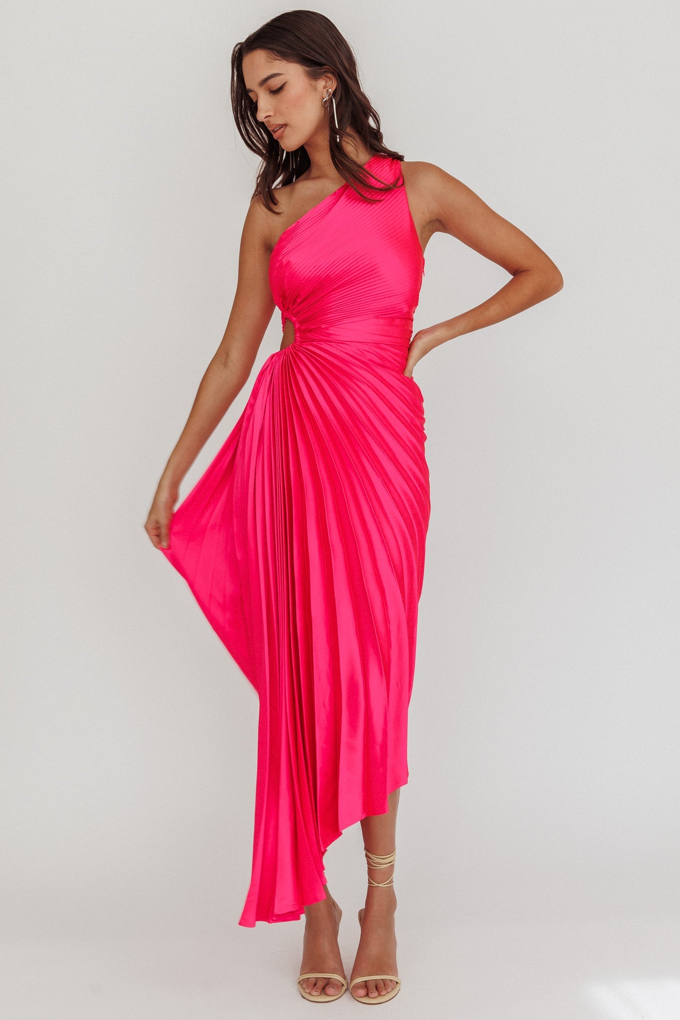 Abito midi in raso con pieghe a fisarmonica monospalla Brooklynn fucsia