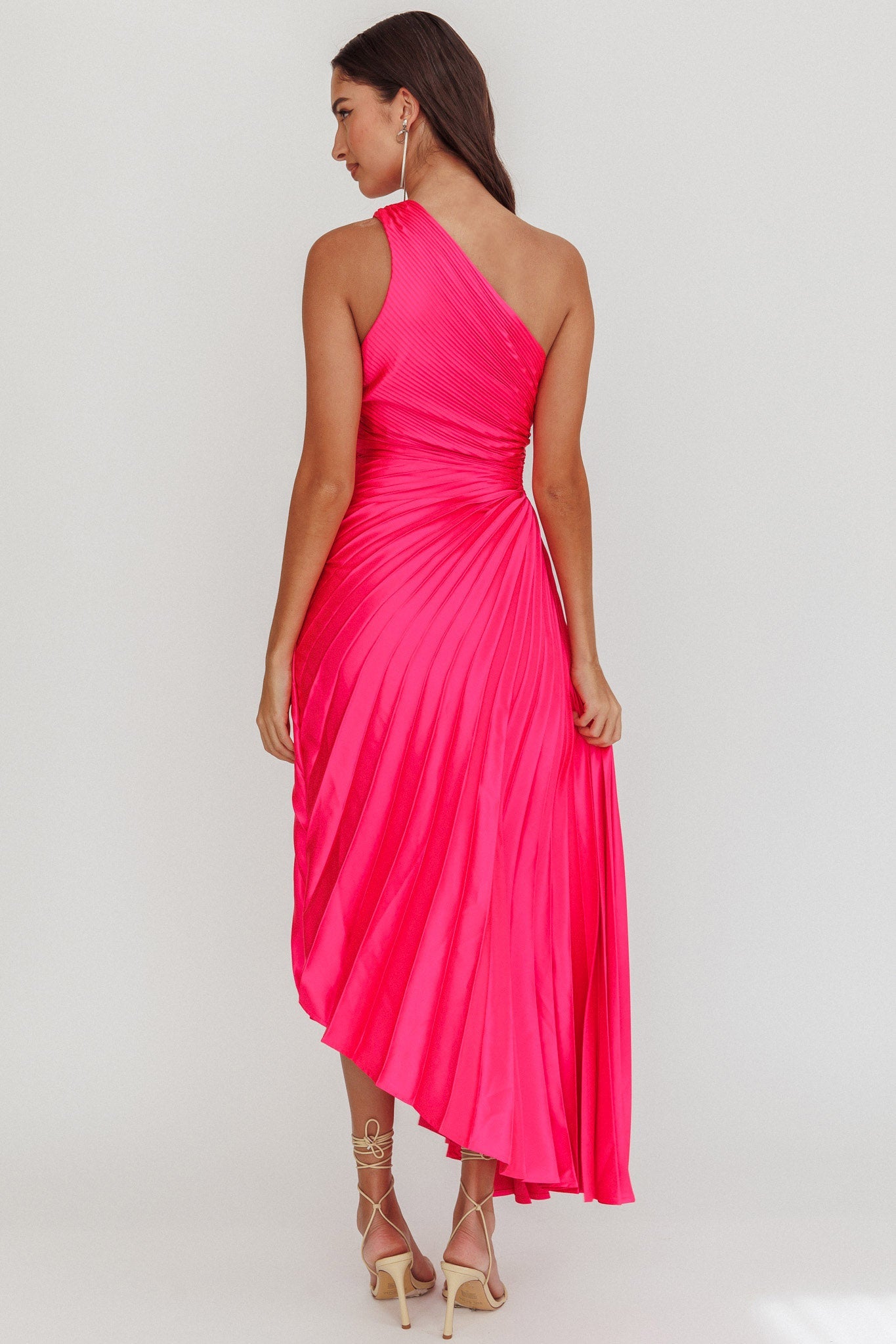 Abito midi in raso con pieghe a fisarmonica monospalla Brooklynn fucsia