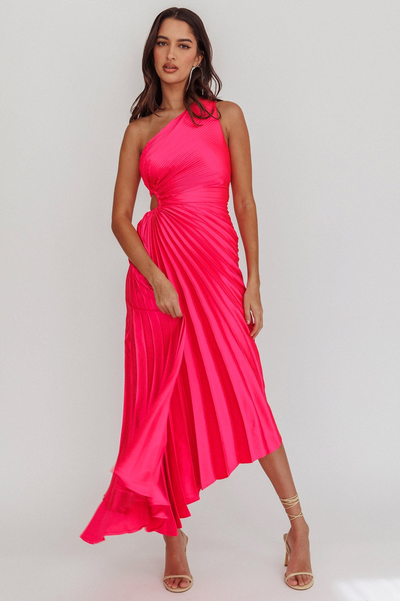 Abito midi in raso con pieghe a fisarmonica monospalla Brooklynn fucsia