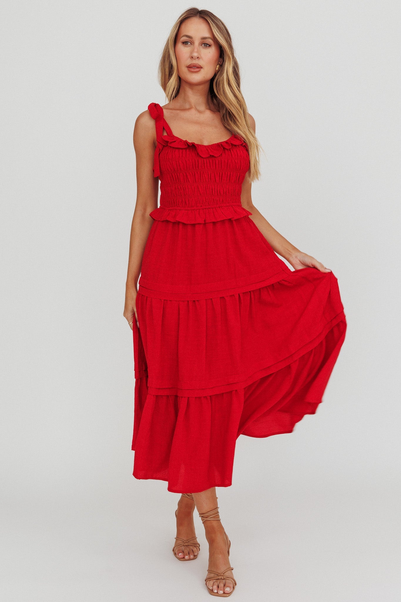 Abito midi rosso con arricciatura e spalle legate alla paprika