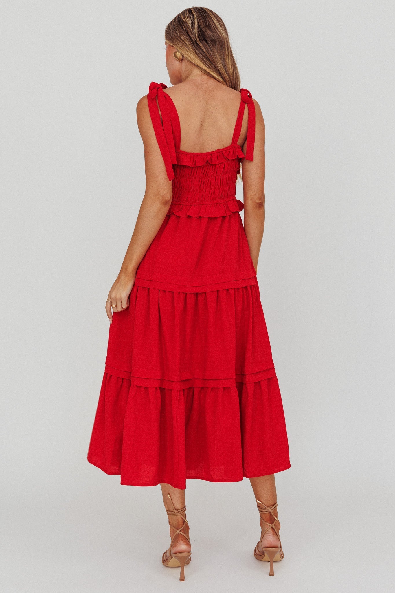 Abito midi rosso con arricciatura e spalle legate alla paprika