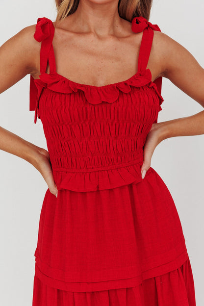 Abito midi rosso con arricciatura e spalle legate alla paprika