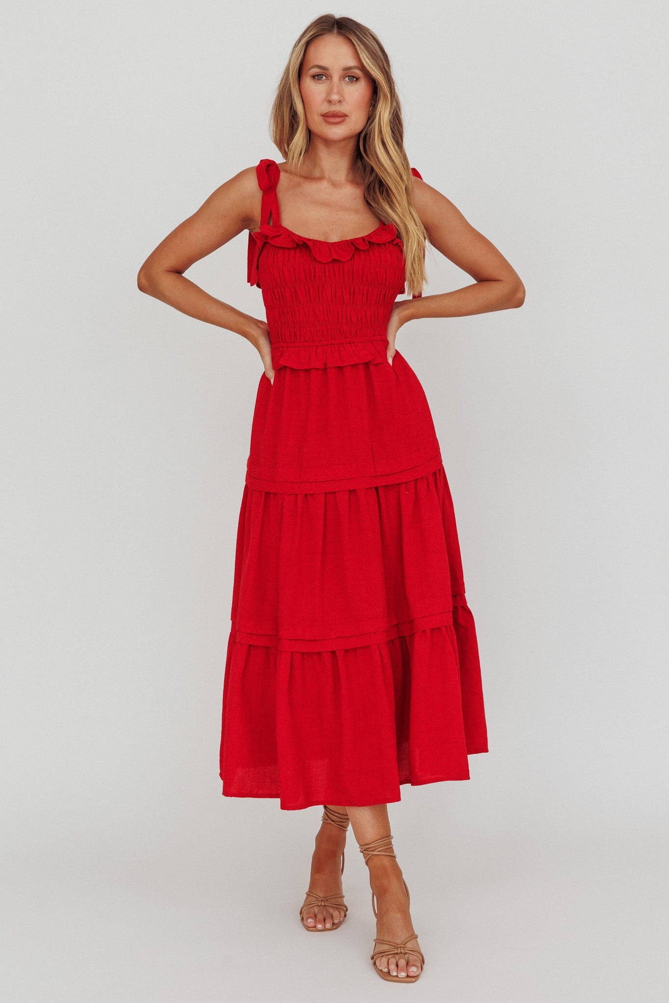 Abito midi rosso con arricciatura e spalle legate alla paprika