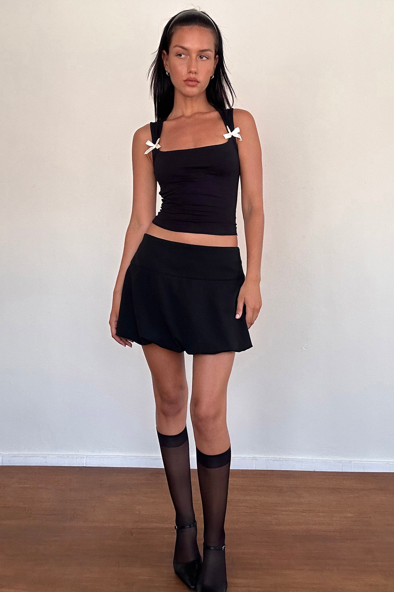 Top corto Jiniso nero con fiocchi avorio