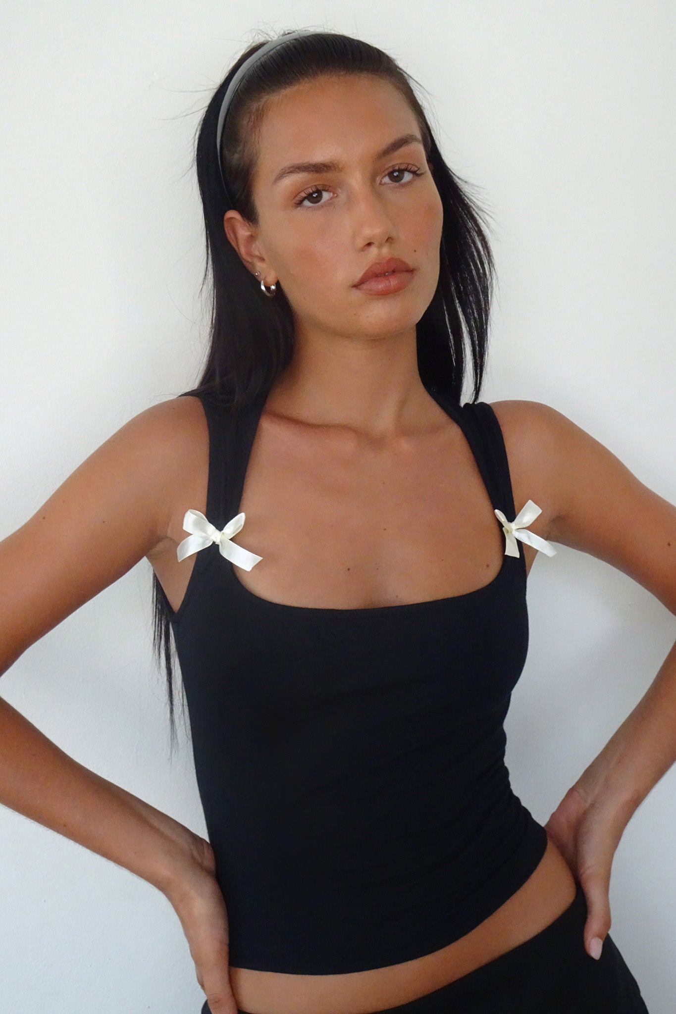 Top corto Jiniso nero con fiocchi avorio