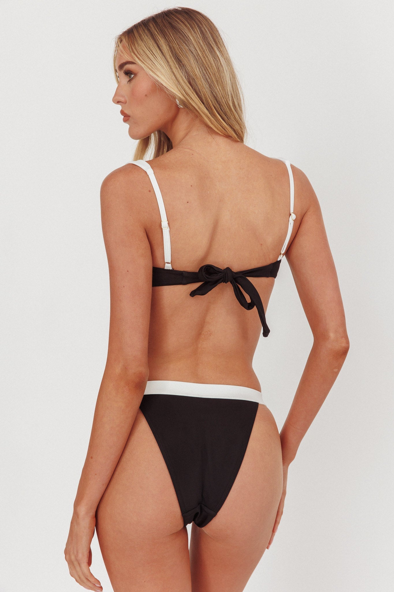 Slip bikini Saskia con vita a contrasto, nero/bianco sporco