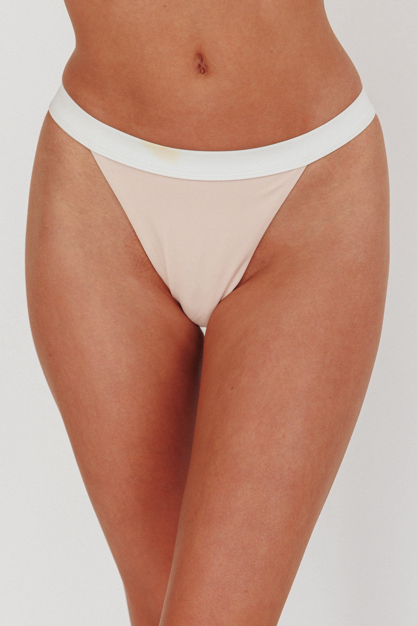 Slip bikini Saskia con vita a contrasto, color cipria/bianco sporco