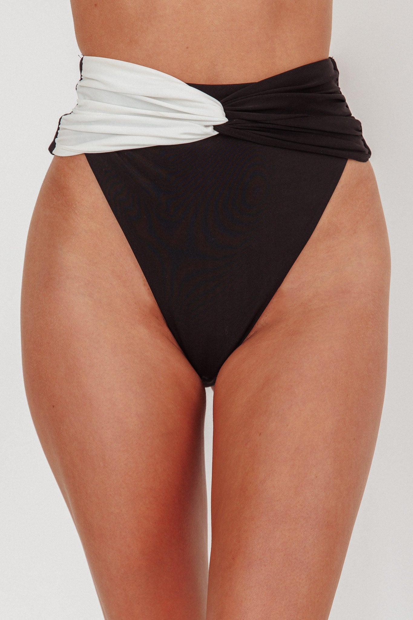 Slip bikini a vita alta intrecciato Monique nero/bianco sporco