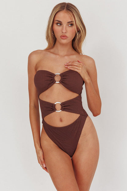 Costume da bagno intero Matilda con cut-out e texture cioccolato