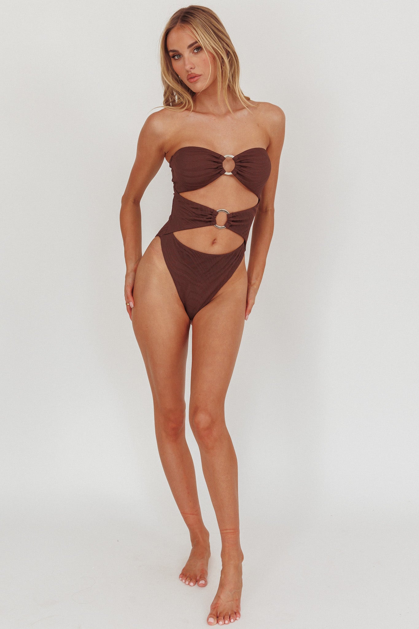 Costume da bagno intero Matilda con cut-out e texture cioccolato